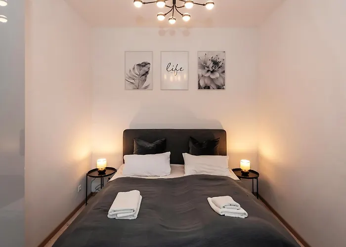 Schoenes Serviced In Apartamento